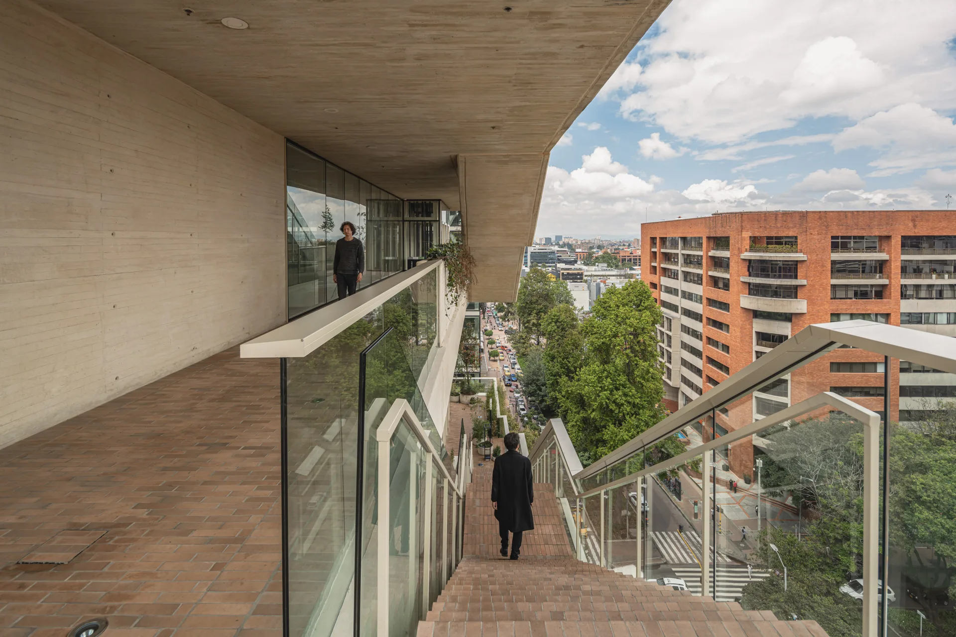 Vista exterior del edificio público integrado a la acera peatonal de la novena avenida.